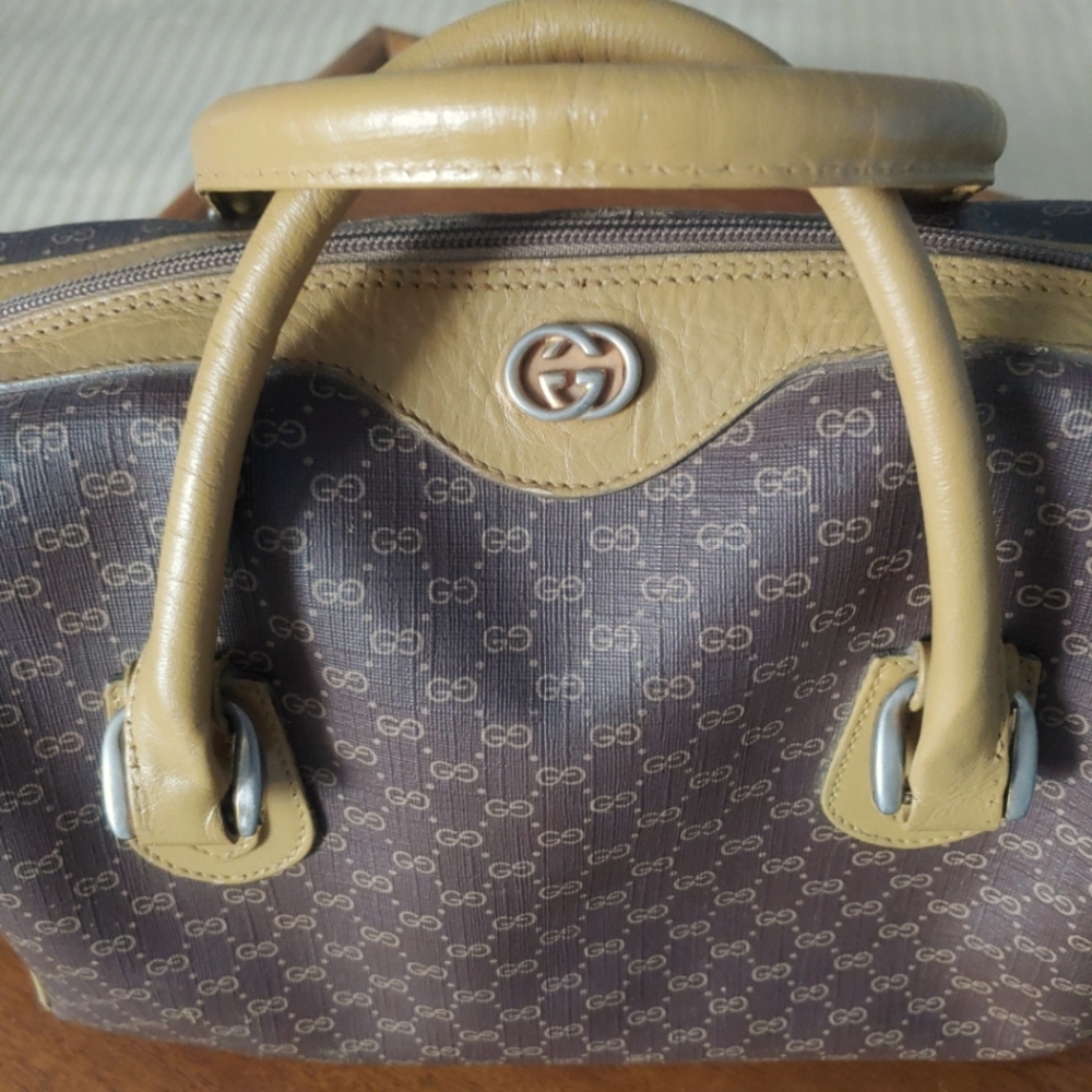 VINTAGE GUCCI BAG. GG LOGO. NEW LINING. EUC.